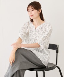 フロントパールタックスリーブブラウス