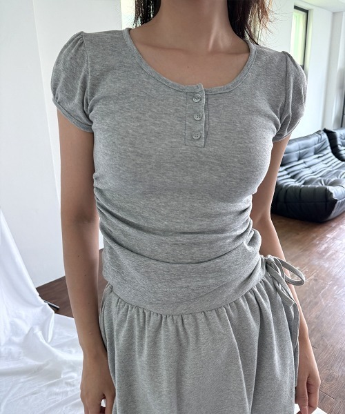 4INT.(フォイント)の「【6color】ヘンリーネック パフスリーブ シャーリング 半袖 Tシャツ(Tシャツ/カットソー・メンズ・ブラック/グレー/パープル/チャコール/アクア・FREE)」の2枚目の写真