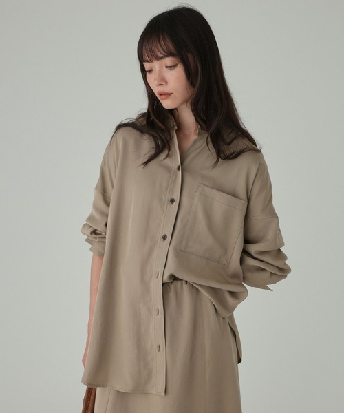 BABYLONE(バビロン)の「ニュアンスツイルシャツ<セットアップ対応>(シャツ/ブラウス・レディース・グレイッシュベージュ/ブラウン・フリー)」の2枚目の写真