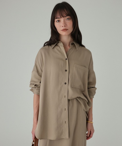 BABYLONE(バビロン)の「ニュアンスツイルシャツ<セットアップ対応>(シャツ/ブラウス・レディース・グレイッシュベージュ/ブラウン・フリー)」の4枚目の写真