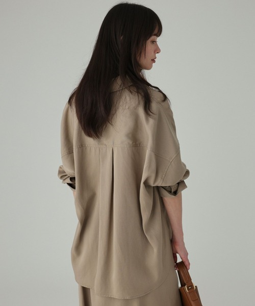 BABYLONE(バビロン)の「ニュアンスツイルシャツ<セットアップ対応>(シャツ/ブラウス・レディース・グレイッシュベージュ/ブラウン・フリー)」の6枚目の写真