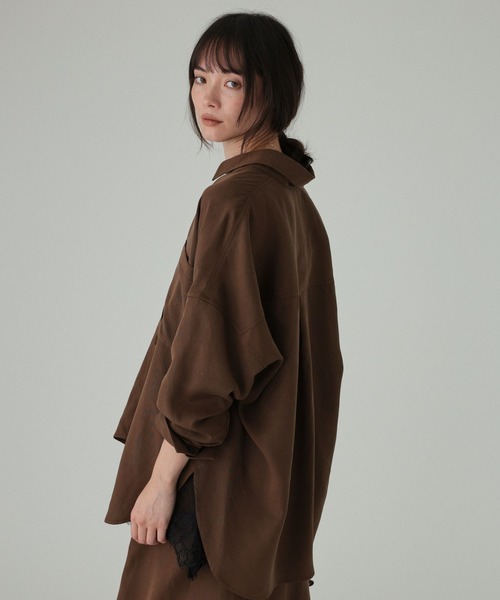 BABYLONE(バビロン)の「ニュアンスツイルシャツ<セットアップ対応>(シャツ/ブラウス・レディース・グレイッシュベージュ/ブラウン・フリー)」の13枚目の写真