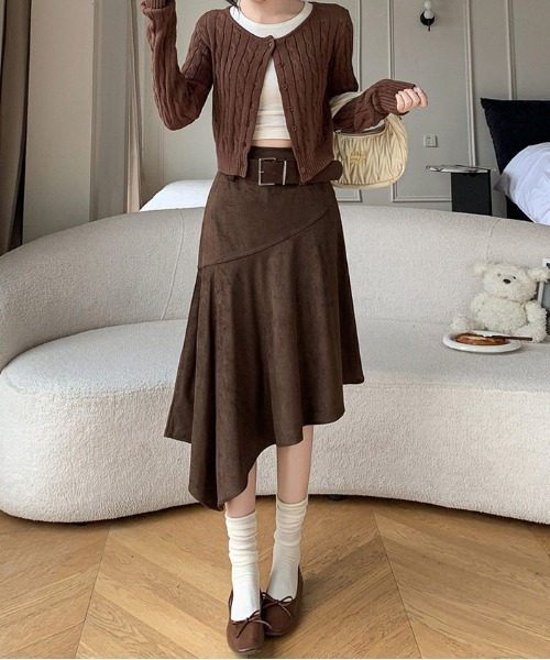 &soiree(アンドソワレ)の「ヘムラインデザインスエード調ミドル丈スカート(スカート・レディース・ブラウン/ブラック・SMALL/X-LARGE/LARGE/MEDIUM)」の7枚目の写真