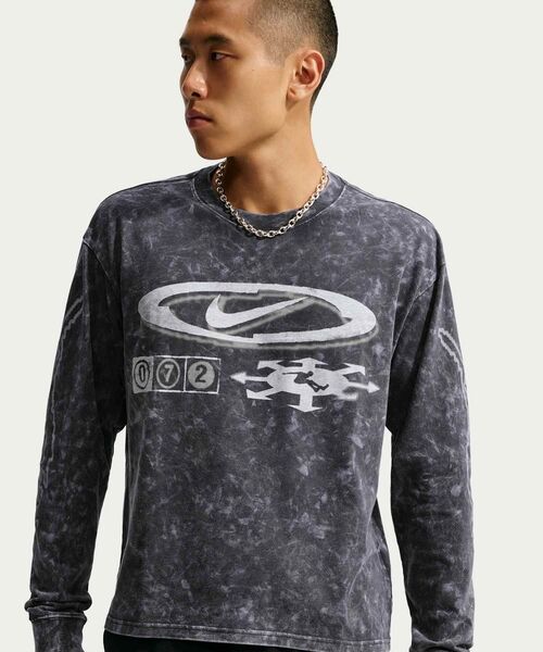 NIKE(ナイキ)の「ナイキ スポーツウェア ロングスリーブ Tシャツ / Nike Sportswear Long-Sleeve T-Shirt IO1399-060 Anthracite(Tシャツ/カットソー・メンズ・スミクロ・L/S/M/XL/2XL)」の1枚目の写真