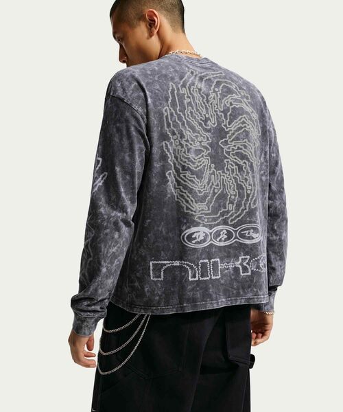 NIKE(ナイキ)の「ナイキ スポーツウェア ロングスリーブ Tシャツ / Nike Sportswear Long-Sleeve T-Shirt IO1399-060 Anthracite(Tシャツ/カットソー・メンズ・スミクロ・L/S/M/XL/2XL)」の2枚目の写真