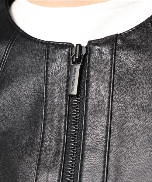 ARMANI EXCHANGE(アルマーニエクスチェンジ)の「【A|Xアルマーニ エクスチェンジ】フェイクレザー ノーカラージャケット(ノーカラージャケット・レディース・ブラック/ベージュ・SMALL/X-SMALL/MEDIUM/LARGE)」の6枚目の写真