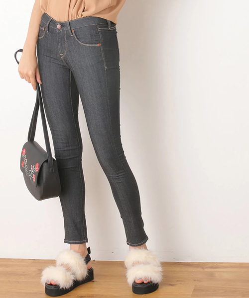 earth music&ecology(アースミュージックアンドエコロジー)の「スキスキスキニー(デニムライク)(デニムパンツ・レディース・インディゴブルー/ブラック・S/L/XXS/XS/M)」の1枚目の写真