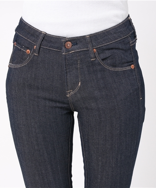 earth music&ecology(アースミュージックアンドエコロジー)の「スキスキスキニー(デニムライク)(デニムパンツ・レディース・インディゴブルー/ブラック・S/L/XXS/XS/M)」の6枚目の写真