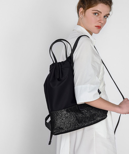 CHARLES & KEITH(チャールズ & キース)の「メッシュディテールドローストリングバックパック / MESH DETAIL DRAWSTRING BAGPACK (トートバッグ・レディース・ブラック/ホワイト・XL)」の10枚目の写真