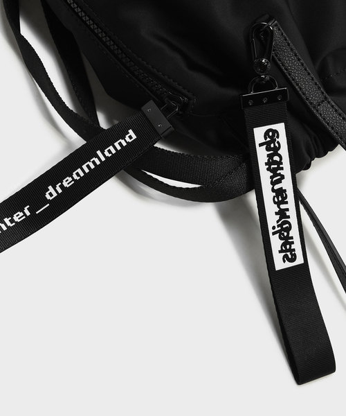 CHARLES & KEITH(チャールズ & キース)の「メッシュディテールドローストリングバックパック / MESH DETAIL DRAWSTRING BAGPACK (トートバッグ・レディース・ブラック/ホワイト・XL)」の7枚目の写真