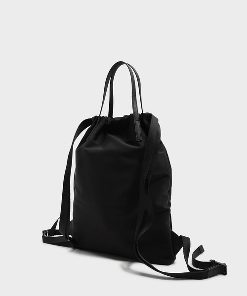 CHARLES & KEITH(チャールズ & キース)の「メッシュディテールドローストリングバックパック / MESH DETAIL DRAWSTRING BAGPACK (トートバッグ・レディース・ブラック/ホワイト・XL)」の12枚目の写真