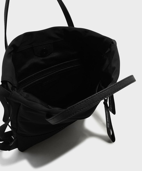 CHARLES & KEITH(チャールズ & キース)の「メッシュディテールドローストリングバックパック / MESH DETAIL DRAWSTRING BAGPACK (トートバッグ・レディース・ブラック/ホワイト・XL)」の9枚目の写真