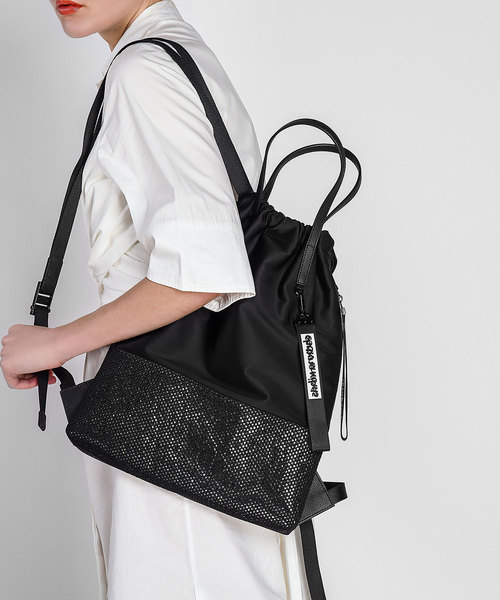 CHARLES & KEITH(チャールズ & キース)の「メッシュディテールドローストリングバックパック / MESH DETAIL DRAWSTRING BAGPACK (トートバッグ・レディース・ブラック/ホワイト・XL)」の4枚目の写真