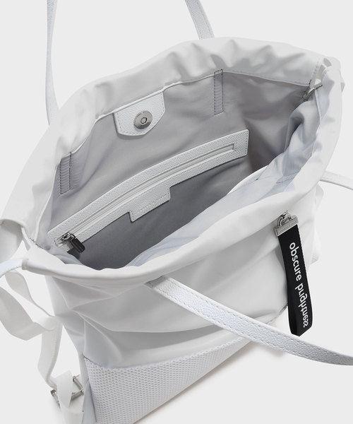 CHARLES & KEITH(チャールズ & キース)の「メッシュディテールドローストリングバックパック / MESH DETAIL DRAWSTRING BAGPACK (トートバッグ・レディース・ブラック/ホワイト・XL)」の3枚目の写真