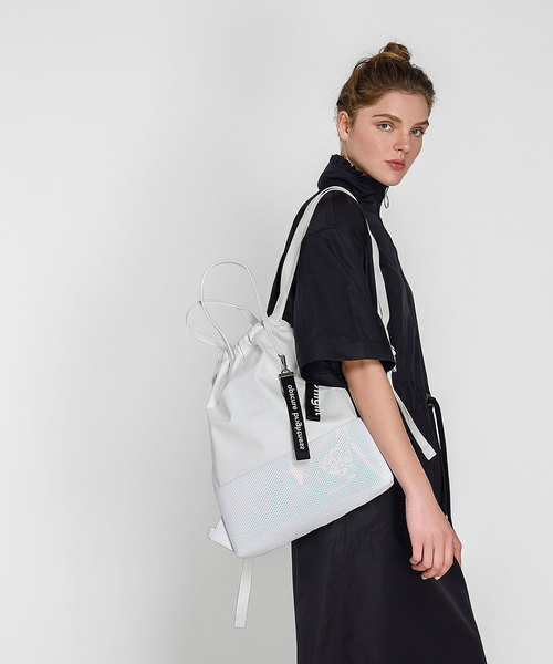 CHARLES & KEITH(チャールズ & キース)の「メッシュディテールドローストリングバックパック / MESH DETAIL DRAWSTRING BAGPACK (トートバッグ・レディース・ブラック/ホワイト・XL)」の5枚目の写真