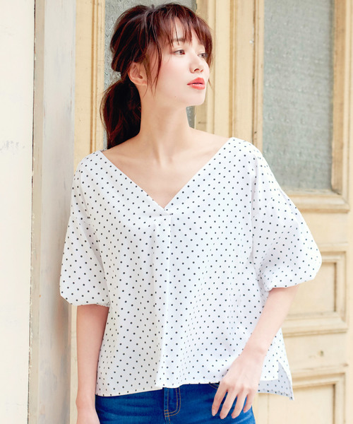 KOBE LETTUCE（コウベレタス）の「ボリュームバルーン袖Vネックスキッパーシャツ ブラウス レディース トップス[C3138]神戸レタス（シャツ/ブラウス・レディース・ラベンダー/オフホワイト/サックスブルー/ピンクベージュ/ネイビー/ホワイト系その他/イエロー/ベージュ/プラム/ブルーグリーン/ホワイト系その他2/ブラック系その他・FREE）」の4枚目の写真