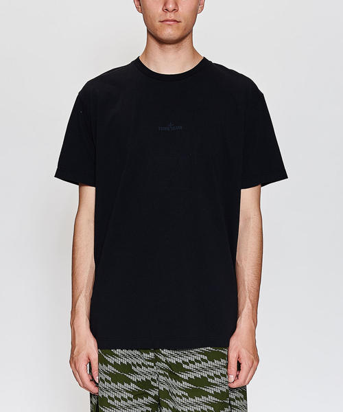 STONE ISLAND（ストーンアイランド）の「＜STONE ISLAND＞ REF LOGO TEE1/Tシャツ（Tシャツ/カットソー・メンズ・ホワイト/ブラック・LARGE/X-LARGE/MEDIUM）」の2枚目の写真