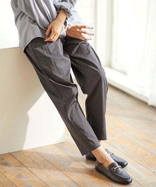 Chaco closet(チャコ クローゼット)の「インド綿 テーパード バルーン デニムパンツ(その他パンツ・レディース・ライトベージュ/チャコール/ブラウン/カーキブラウン/グリーン系その他/ダークネイビー/ブルー/ネイビー・M)」の2枚目の写真