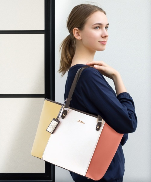 Clelia（クレリア）の「チャーム付きトリコロールカラートートバッグ（トートバッグ・レディース・桜/ブルー系その他/ピンク系その他/ブルー系その他2/グリーン系その他/ブラウン系その他/ブラウン系その他2/グリーン×ピンク/ブルー系その他3/ブラウン系その他3/イエロー系その他/グリーン系その他2/B/A/C/D・ONE SIZE）」の10枚目の写真