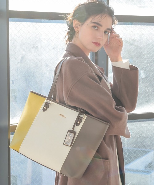 Clelia（クレリア）の「チャーム付きトリコロールカラートートバッグ（トートバッグ・レディース・桜/ブルー系その他/ピンク系その他/ブルー系その他2/グリーン系その他/ブラウン系その他/ブラウン系その他2/グリーン×ピンク/ブルー系その他3/ブラウン系その他3/イエロー系その他/グリーン系その他2/B/A/C/D・ONE SIZE）」の3枚目の写真