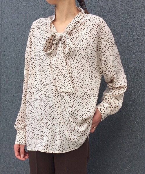 minius（ミニウス）の「ミニウス/ボウタイブラウス/レディース ボウタイブラウス プリント 総柄 透け感 ボヘミアン レオパード柄（シャツ/ブラウス・レディース・ブラウン系その他/ブラック系その他/ホワイト系その他/ブラック系その他2・MEDIUM）」の2枚目の写真