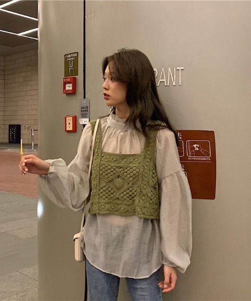 emi+（エミプラス）の「ハイネックフリルブラウス＋刺繍ビスチェ2点 