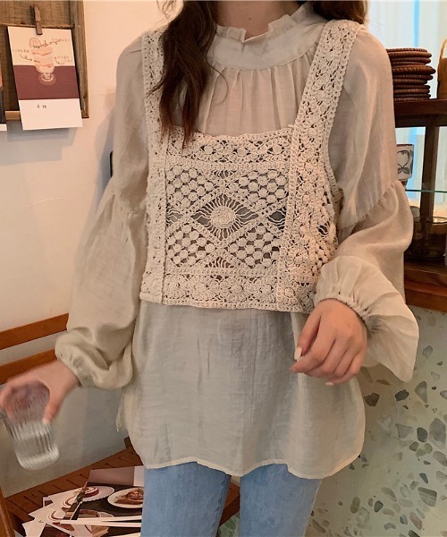 emi+（エミプラス）の「ハイネックフリルブラウス＋刺繍ビスチェ2点 