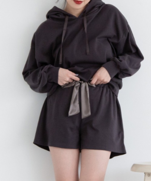 Mysa&Liina(ミーサリーナ)の「ポンチパーカーショートパンツセットアップ(ルームウェア/パジャマ・レディース・チャコールグレー/ブラック/ベージュ/サックスブルー/ピンク・M/L)」の2枚目の写真