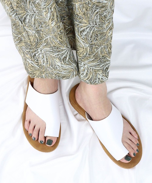 AAA+（サンエープラス）の「[軽量・滑りにくい]アシメカットトングコンフォートサンダル（サンダル・レディース・ホワイト/ブラック/ブラウン・S/M/L/LL）」の2枚目の写真