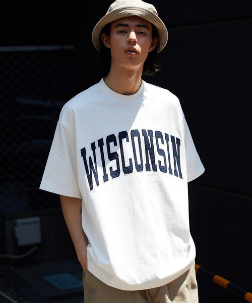 FREAK'S STORE（フリークスストア）の「WISCONSIN カレッジロゴ ワッペン Tシャツ/アーチロゴ/刺繍（Tシャツ/カットソー・メンズ・ホワイト/ブラック/グレー/ネイビー/グリーン・MEDIUM/LARGE）」の2枚目の写真