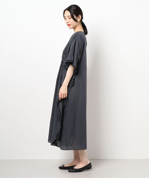 CAPRICIEUX LE'MAGE(カプリシューレマージュ)の「コード刺繍ドロストワンピース(ワンピース・レディース・グレイッシュベージュ/チャコールグレー・FREE)」の3枚目の写真