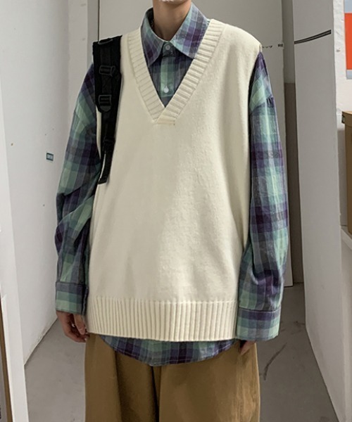 KOR（ケーオーアール）の「ユニセックス対応 Vネックニットベスト（ベスト・メンズ・ホワイト/ブラック/ブラウン/ベージュ/カーキ/イエロー・M/L/2XL/XL）」の2枚目の写真
