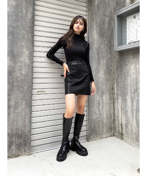 ENVYM（アンビー）の「フェイクレザー×ポンチＳＫ（スカート・レディース・ブラック・FREE）」の3枚目の写真