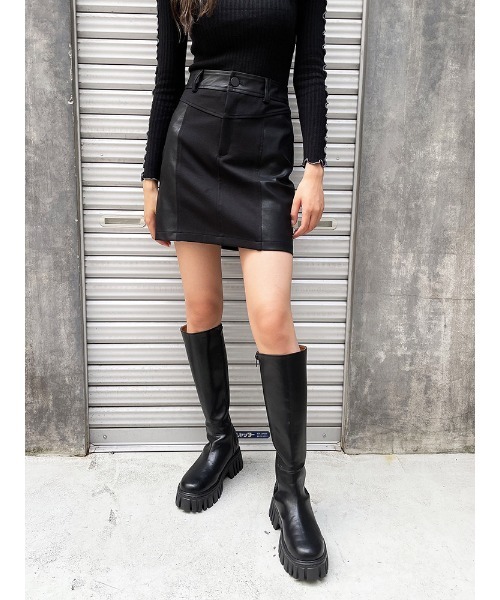 ENVYM（アンビー）の「フェイクレザー×ポンチＳＫ（スカート・レディース・ブラック・FREE）」の4枚目の写真