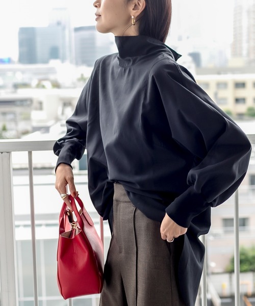 RIVE DROITE（リヴドロワ）の「きれい目にもカジュアルにもマッチする　ライトタンブラーハイネックシャツ（シャツ/ブラウス・レディース・オフホワイト/ブラック・FREE）」の2枚目の写真