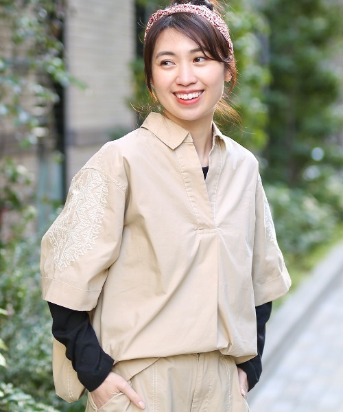 チチカカ(チチカカ)の「コットンxナバホクロス刺繍プルオーバー(シャツ/ブラウス・レディース・カーキ/ベージュ/ボルドー・FREE)」の1枚目の写真