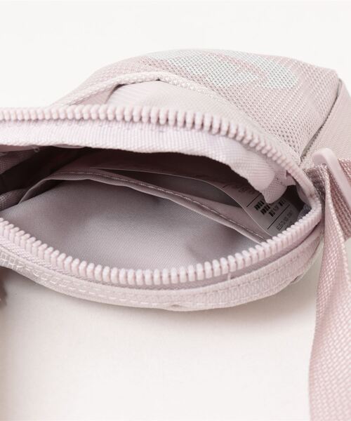 NIKE（ナイキ）の「《NIKEアパレル》ﾅｲｷ ﾍﾘﾃｰｼﾞ ｽﾓｰﾙ ｱｲﾃﾑ（ボディバッグ/ウエストポーチ・レディース・ブラック/シルバー系その他/ブラウン/バイオレット/グレー/ベージュ系その他・フリー）」の12枚目の写真
