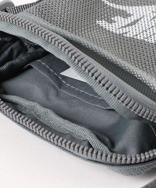 NIKE（ナイキ）の「《NIKEアパレル》ﾅｲｷ ﾍﾘﾃｰｼﾞ ｽﾓｰﾙ ｱｲﾃﾑ（ボディバッグ/ウエストポーチ・レディース・ブラック/シルバー系その他/ブラウン/バイオレット/グレー/ベージュ系その他・フリー）」の20枚目の写真