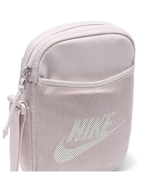 NIKE（ナイキ）の「《NIKEアパレル》ﾅｲｷ ﾍﾘﾃｰｼﾞ ｽﾓｰﾙ ｱｲﾃﾑ（ボディバッグ/ウエストポーチ・レディース・ブラック/シルバー系その他/ブラウン/バイオレット/グレー/ベージュ系その他・フリー）」の16枚目の写真