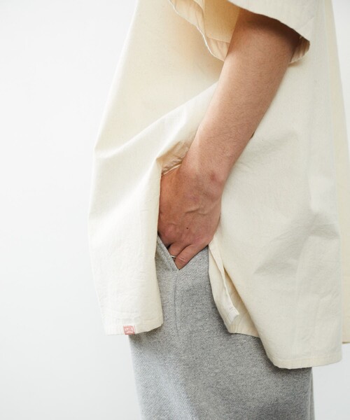 HINSON（ヒンソン）の「HINSON/ヒンソン ノーカラー グランパシャツ ショートスリーブ/ノーカラー/プルオーバー（シャツ/ブラウス・メンズ・ホワイト/ブラック/オフホワイト/ホワイト系その他/ブラック系その他・MEDIUM/LARGE）」の7枚目の写真