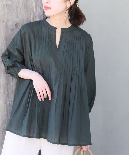 rps（アールピーエス）の「ピンタックＶネック７分袖ブラウス（シャツ/ブラウス・レディース・チャコールグレー/ブラック/オフホワイト/マスタード/カーキ/グリーン系その他/ブルー・M/フリー）」の4枚目の写真