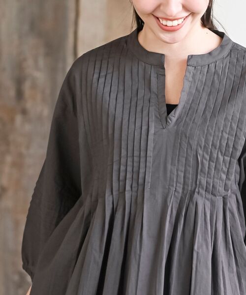 rps（アールピーエス）の「ピンタックＶネック７分袖ブラウス（シャツ/ブラウス・レディース・チャコールグレー/ブラック/オフホワイト/マスタード/カーキ/グリーン系その他/ブルー・M/フリー）」の22枚目の写真