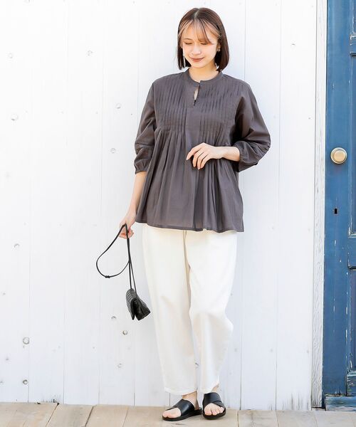 rps（アールピーエス）の「ピンタックＶネック７分袖ブラウス（シャツ/ブラウス・レディース・チャコールグレー/ブラック/オフホワイト/マスタード/カーキ/グリーン系その他/ブルー・M/フリー）」の14枚目の写真