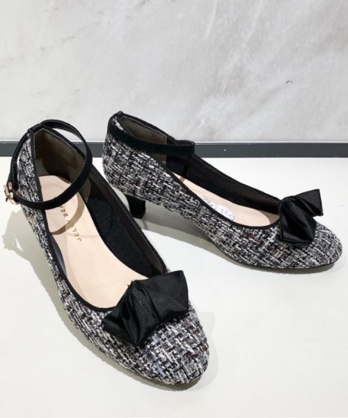 JELLY BEANS（ジェリービーンズ）の「2WAYラッフルリボンストラップパンプス<ふわさら>(204-62834)JELLY BEANS(ジェリービーンズ)（パンプス・レディース・ブラック×ホワイト/グレイッシュベージュ/ブラック系・23/24/25/22/25.5/22.5/24.5/23.5/21.5）」の21枚目の写真