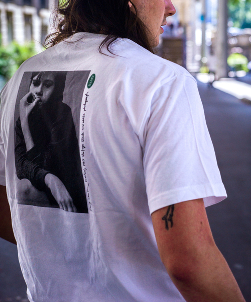 JOURNAL STANDARD(ジャーナルスタンダード)の「【DAMN×JOURNAL STANDARD】Girl Tulsa TEE(Tシャツ/カットソー・メンズ・ホワイト/ブラック・MEDIUM/LARGE/X-LARGE)」の1枚目の写真