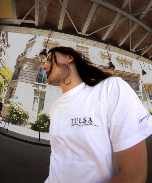 JOURNAL STANDARD(ジャーナルスタンダード)の「【DAMN×JOURNAL STANDARD】Girl Tulsa TEE(Tシャツ/カットソー・メンズ・ホワイト/ブラック・MEDIUM/LARGE/X-LARGE)」の3枚目の写真