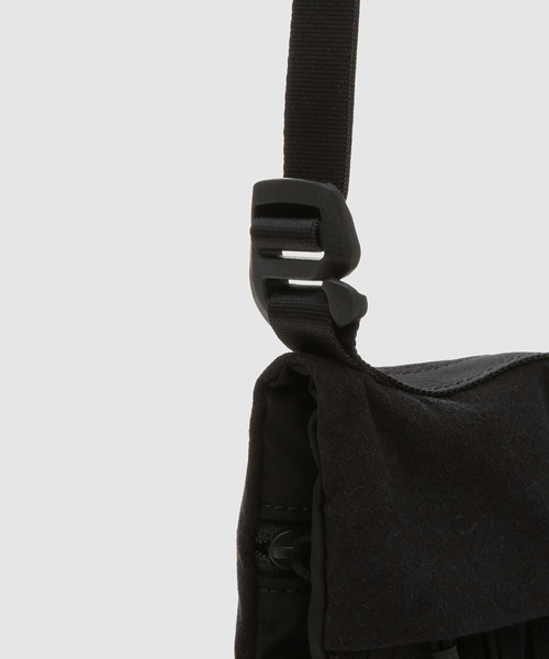 NOMA t.d.(ノーマティーディー)の「Fringe Double Pouch(ショルダーバッグ・メンズ・ブラック・ONE SIZE)」の4枚目の写真