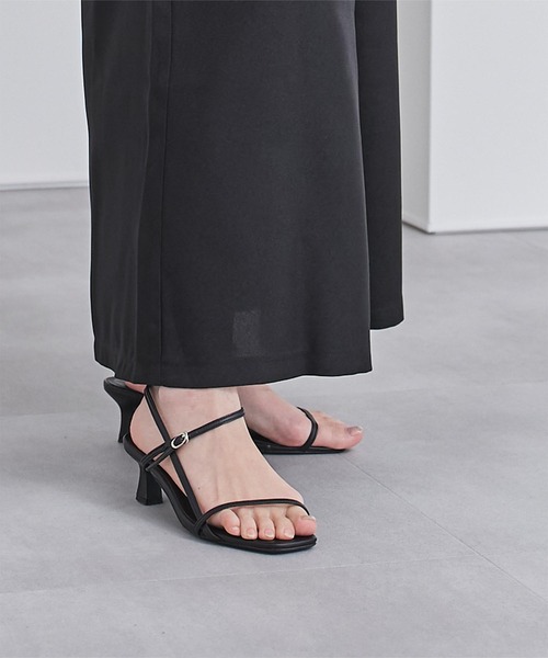 UR'S（ユアーズ）の「ナローアンクルストラップサンダル（サンダル・レディース・ブラック/アイボリー/ブラウン/ゴールド・S/M/L/LL）」の3枚目の写真
