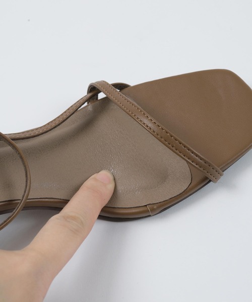 UR'S（ユアーズ）の「ナローアンクルストラップサンダル（サンダル・レディース・ブラック/アイボリー/ブラウン/ゴールド・S/M/L/LL）」の22枚目の写真