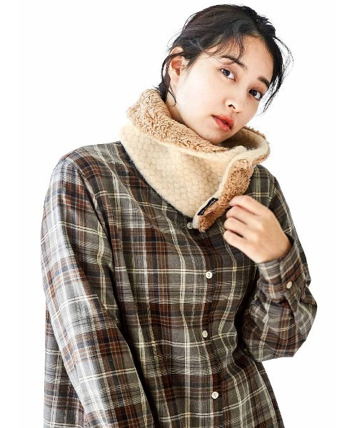 Live in comfort（リブインコンフォート）の「リブ　イン　コンフォート　華やかに首もとを包み込む　あったか裏ボアコンパクトスヌード（ネックウォーマー/スヌード・レディース・ブルー系その他/ターコイズブルー/アイボリー・ONE SIZE）」の4枚目の写真